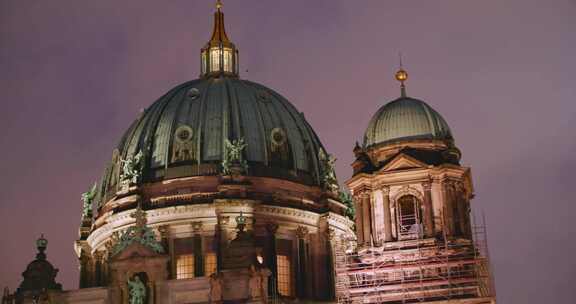 夜晚柏林大教堂的特写。照亮的多云天空和飞