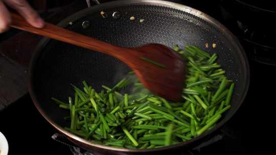 地方特色时令小菜韭苔炒鸡蛋烹饪过程