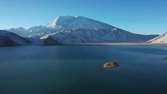 新疆喀拉库勒湖慕士塔格峰雪山风光