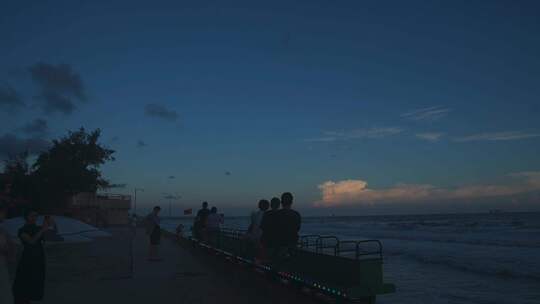海边的人们欣赏着海景