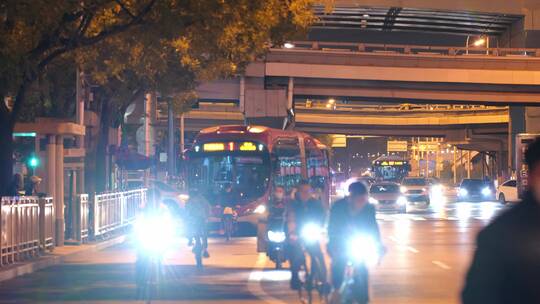 城市夜晚街景下班回家视频素材模板下载