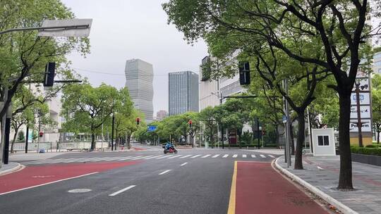 上海封城中的阴沉都市街道