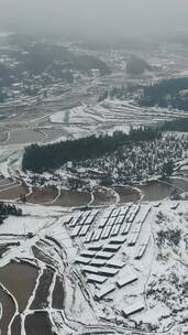 南方山川农田冬天雪景竖屏航拍