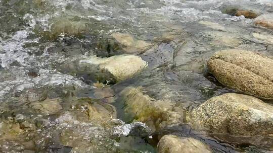 济南南部山区云河桥，野外山谷溪流玩水地