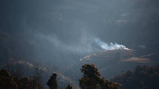 晨雾山川风光视频云南雾气山峦风景山寨炊烟