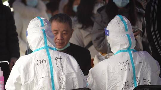 杭州加油滨江区全民冒雨新冠防疫核酸检测