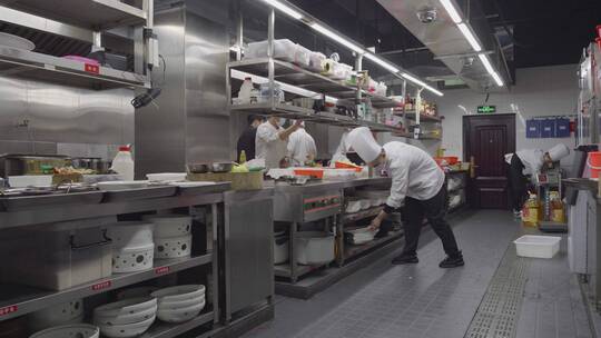 餐馆餐厅厨师在厨房备菜4K实拍