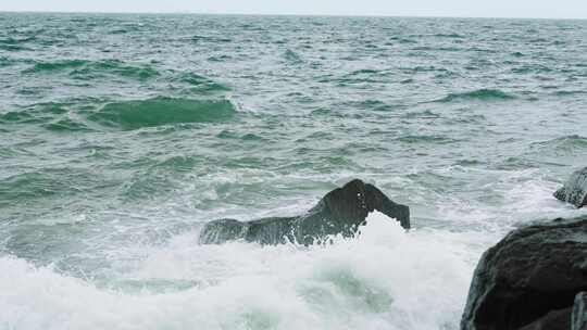 大海海水拍打在礁石上