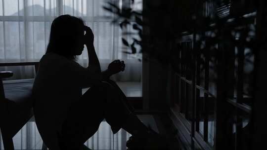 伤感抑郁焦虑痛苦的女人