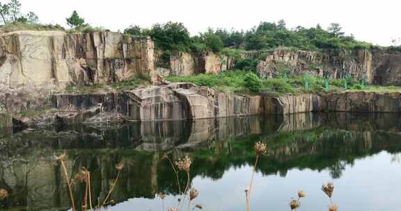 美丽宕口潭水陡峭山石险峻峭壁