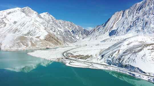 新疆帕米尔高原布伦口白沙湖和雪山航拍风光视频素材模板下载