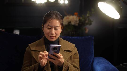 中年女性在家里客厅使用手机视频素材模板下载