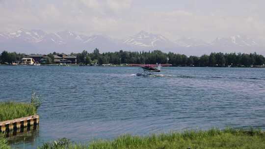 阿拉斯加安克雷奇水上飞机基地胡德湖水上的浮动飞机。-宽