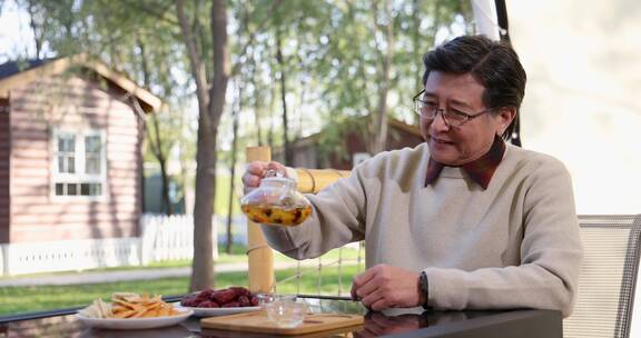 一个中老年男人在露营地散步喝茶