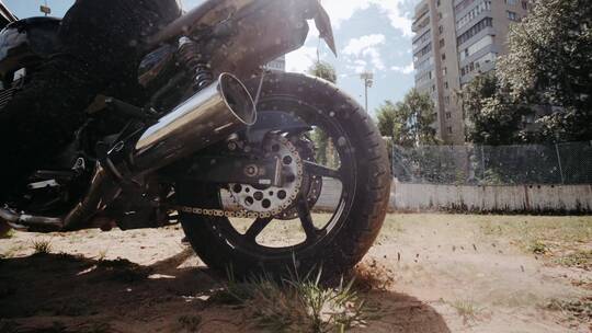 骑手的摩托车轮胎特写视频素材模板下载
