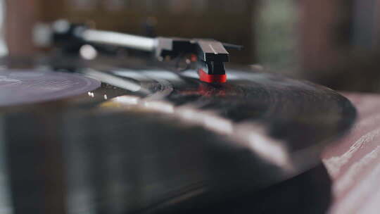 老式唱机播放黑胶唱片的特写
