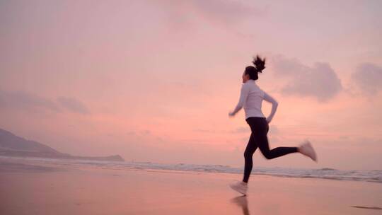 早晨美女在海边跑步-健身美女跑步