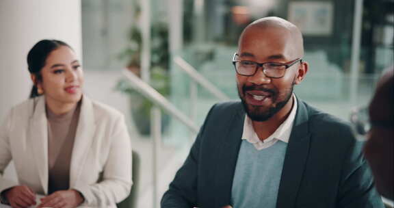 鼓掌、合伙或商人在会议上握手庆祝获胜