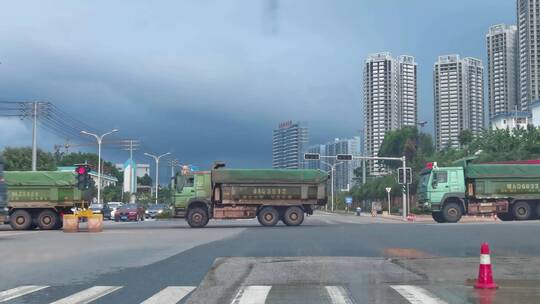 泥头车 路口 沙土车