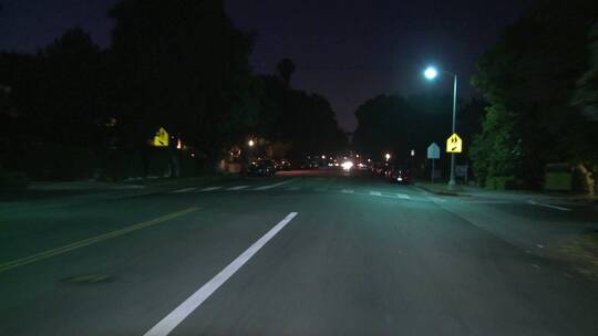 夜晚街道上行驶的汽车视频素材模板下载