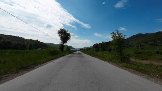 开车视角行驶在公路上  沿途风景