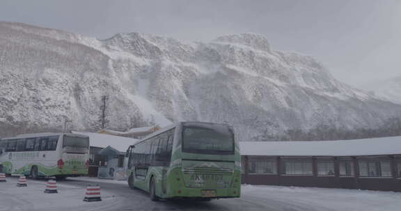 雪天的旅游景区游客活动景象