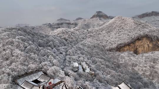 航拍焦作云台山峰林峡山脉冬季雾凇雪景