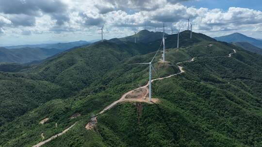 山顶风力发电自然风光