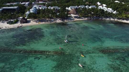 船只和海岸的鸟瞰图