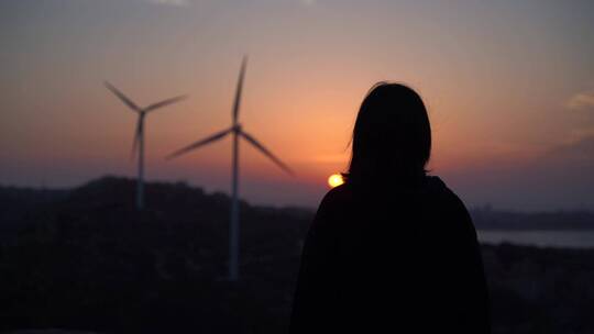 女孩青年站在山顶看日出拥抱阳光看夕阳日落视频素材模板下载