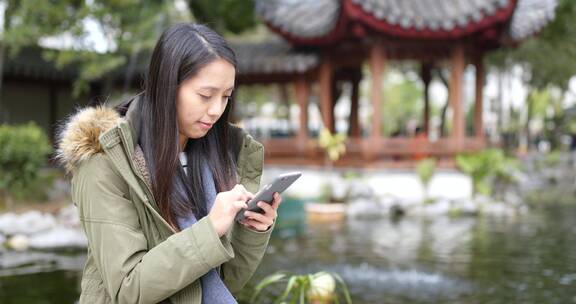 女人在庄园玩手机