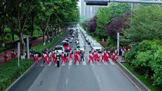 学生上学过马路进校门