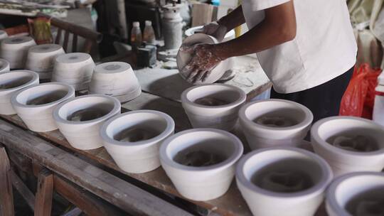 景德镇陶瓷工厂陶艺工加工半成品视频素材模板下载