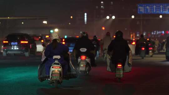 城市夜晚电动车大军通勤