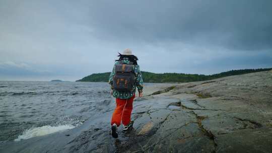 女人，背包，徒步旅行，湖