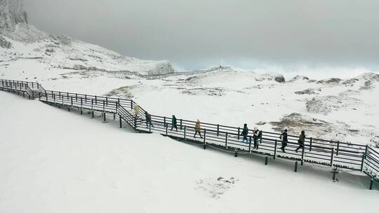 航拍雪山雪景