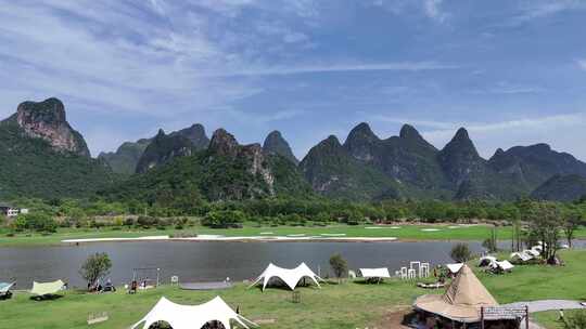 桂林山水边的户外露营场景