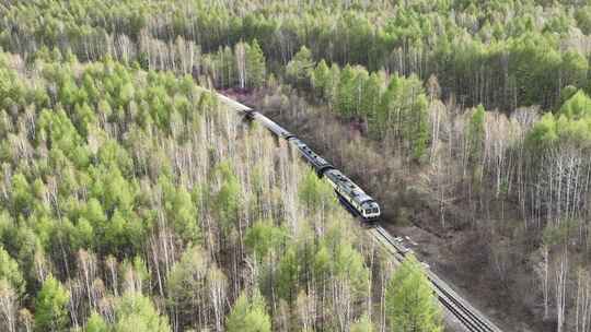 穿越大兴安岭森林的旅客列车