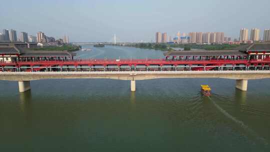 咸阳市咸阳湖古渡廊桥景区游客泛舟航拍3视频素材模板下载