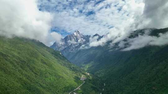 航拍云雾缭绕的四川阿坝四姑娘山幺妹峰