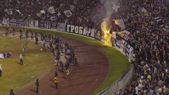 足球比赛中的骚乱和火灾视频素材模板下载