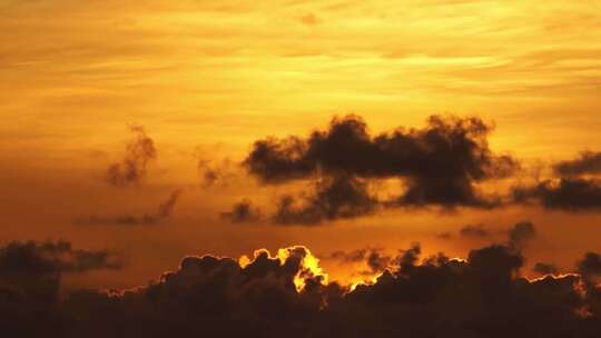 太阳云中穿梭时间流逝