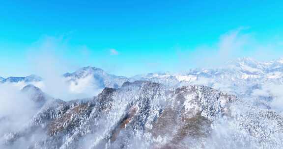 四川西岭雪山美丽风景冬天白雪皑皑云雾缭绕