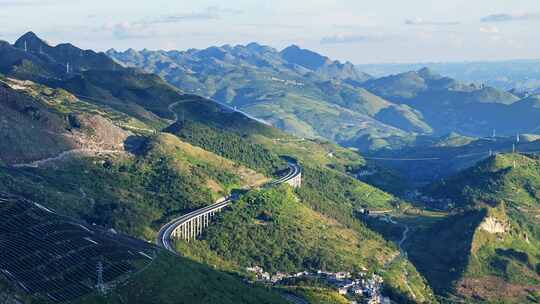 山地光伏太阳能板发电板航拍