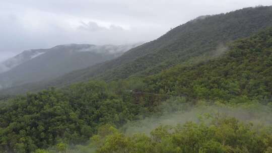 山景中蜿蜒道路的无人机镜头