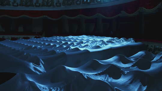 黑暗中的剧院大厅。演出后座位被白布覆盖的空剧院。视频素材模板下载