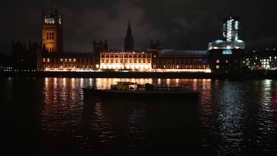 河边唯美的夜景