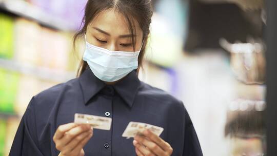 年轻都市女性现代商超购物逛超市