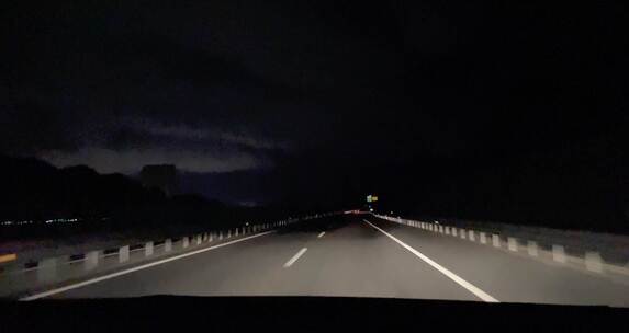 行驶在夜晚高速公路