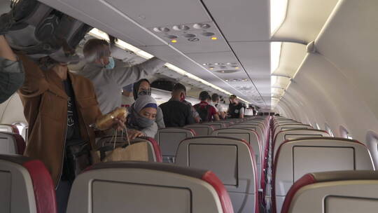 旅客拿行李下飞机镜头